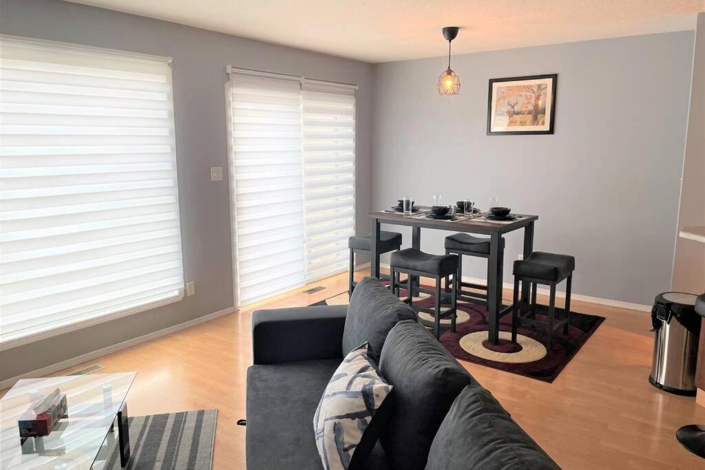 Spacious Duplex Camrose Dış mekan fotoğraf